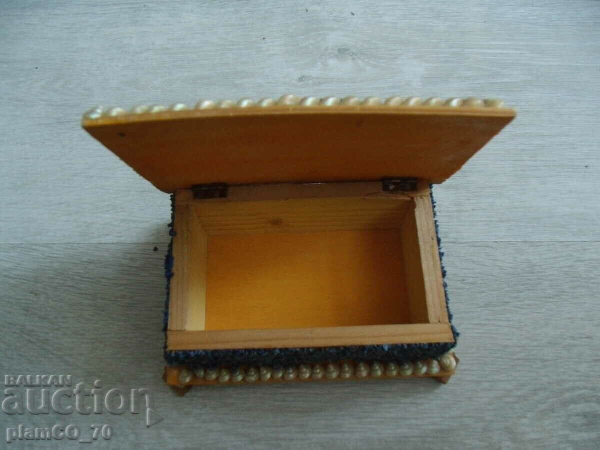 Auction No.*7007 old wooden box - shell ornaments Auction No.*7007 old wooden box - shell ornaments