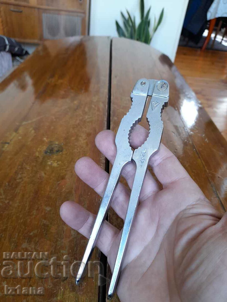 An old shredder with price 20.00 BGN | € 10.23 An old shredder with price 20.00 BGN | € 10.23