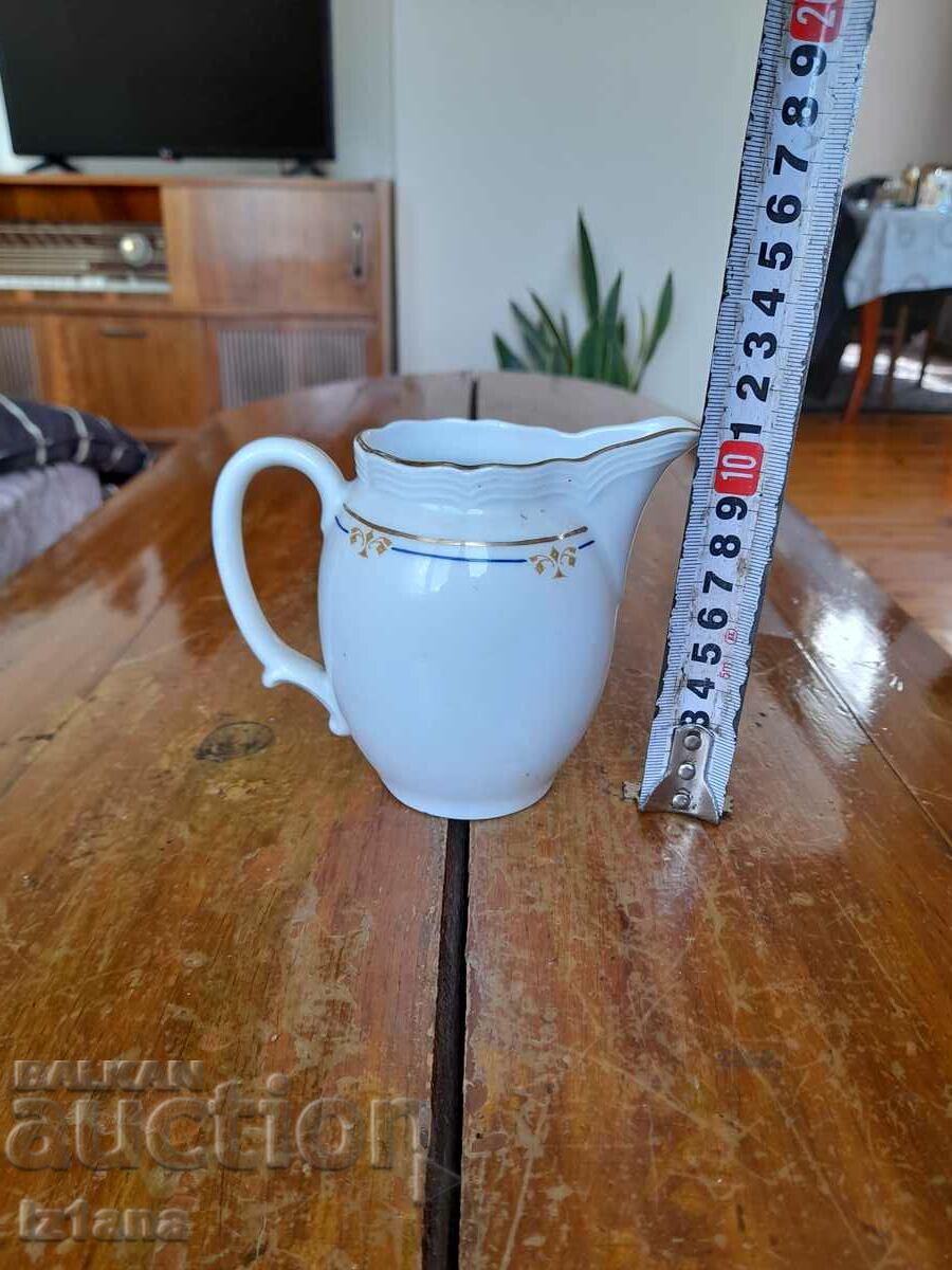 Auction An old porcelain jug, a jug Auction An old porcelain jug, a jug