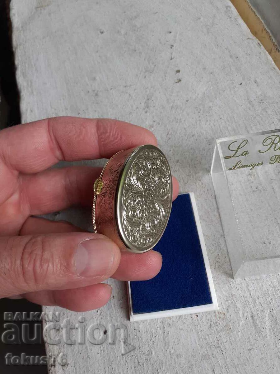 Auction Small Limoges porcelain box Auction Small Limoges porcelain box