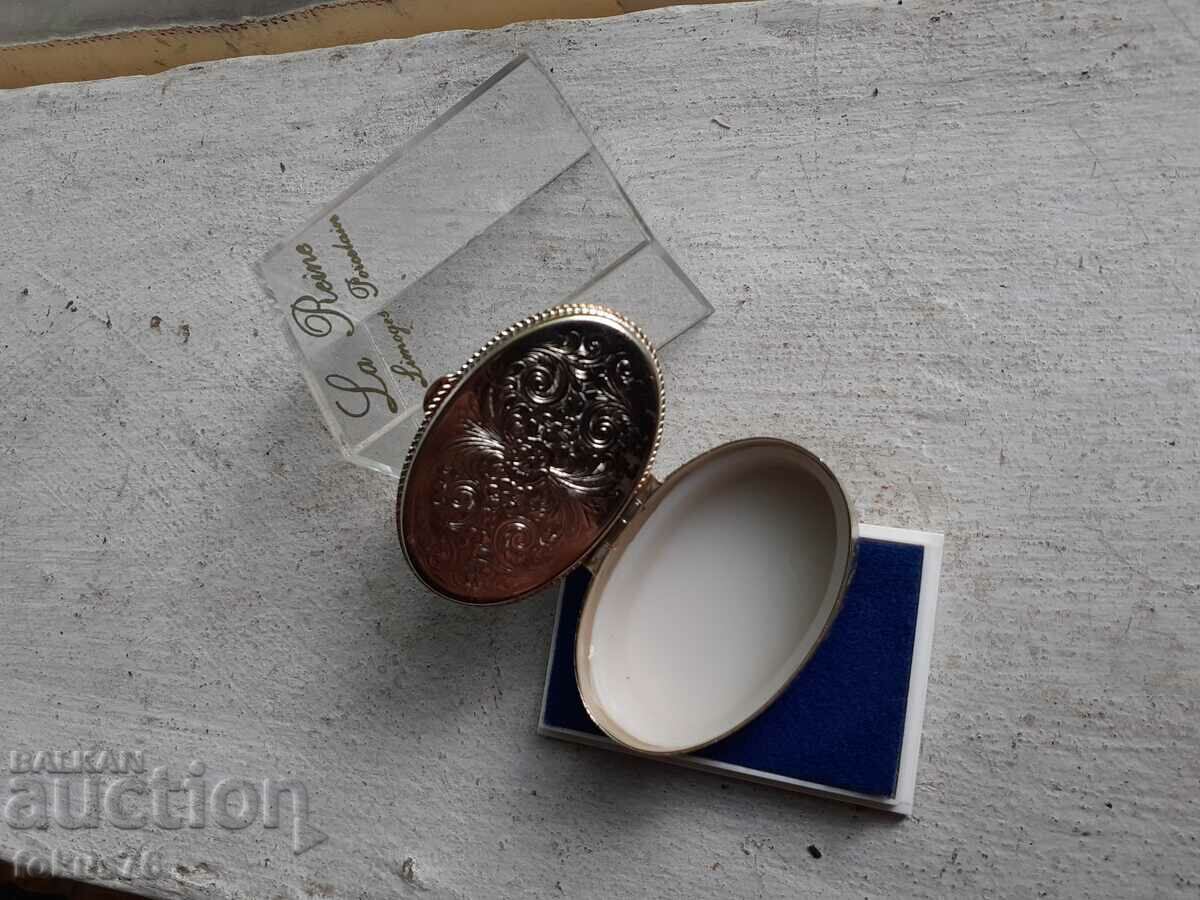 Delivery of Small Limoges porcelain box Delivery of Small Limoges porcelain box