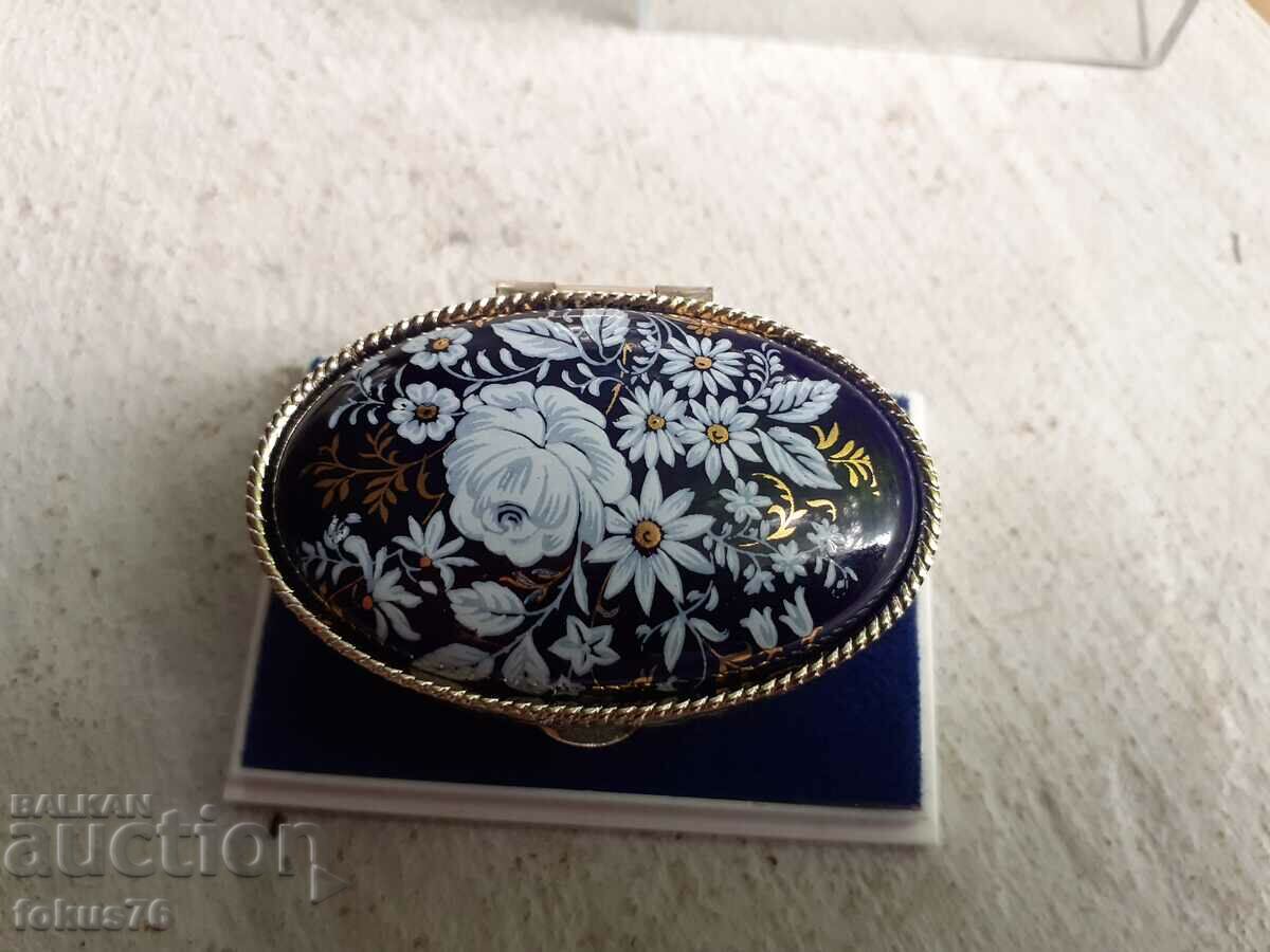 Small Limoges porcelain box - 6 Small Limoges porcelain box - 6