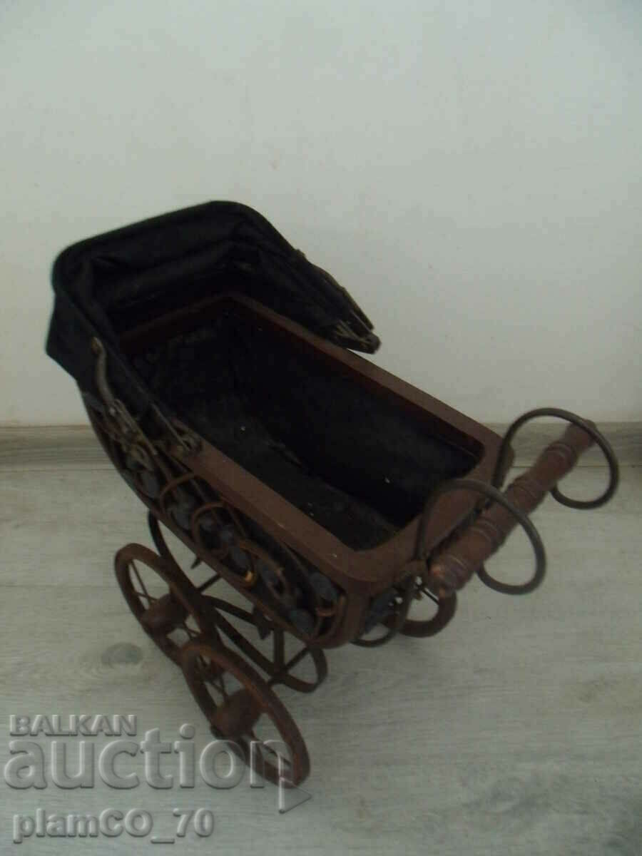 Auction No.*7008 old decorative pram Auction No.*7008 old decorative pram