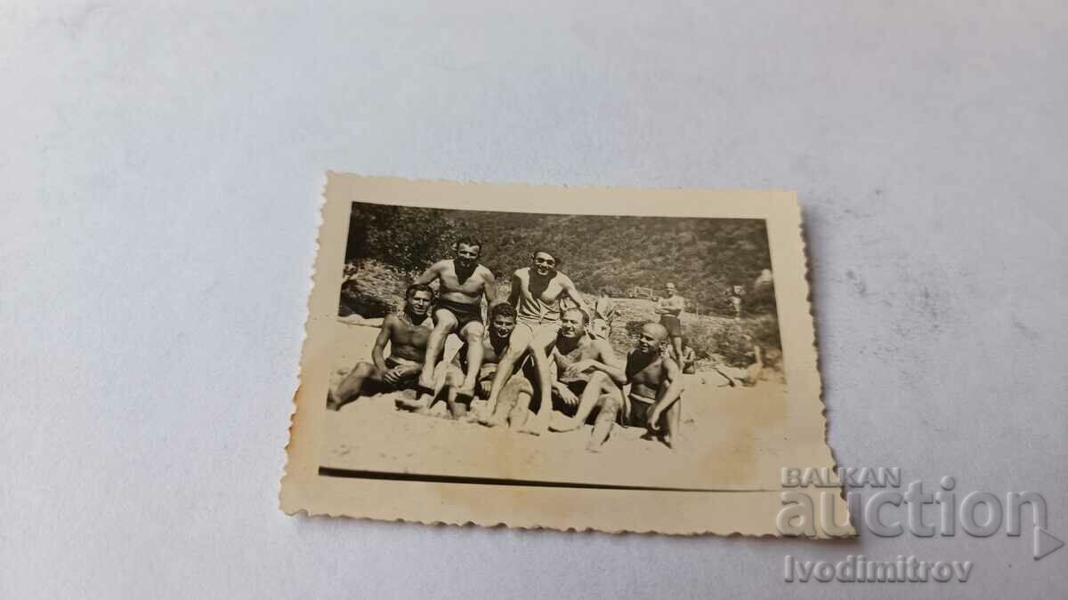 Φωτογραφία Νεαροί άνδρες στη διπλωματική παραλία
