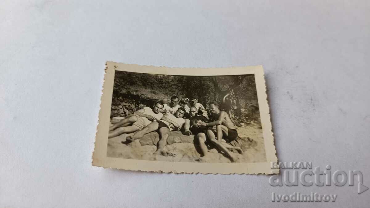 Φωτογραφία Νεαροί άνδρες στη διπλωματική παραλία