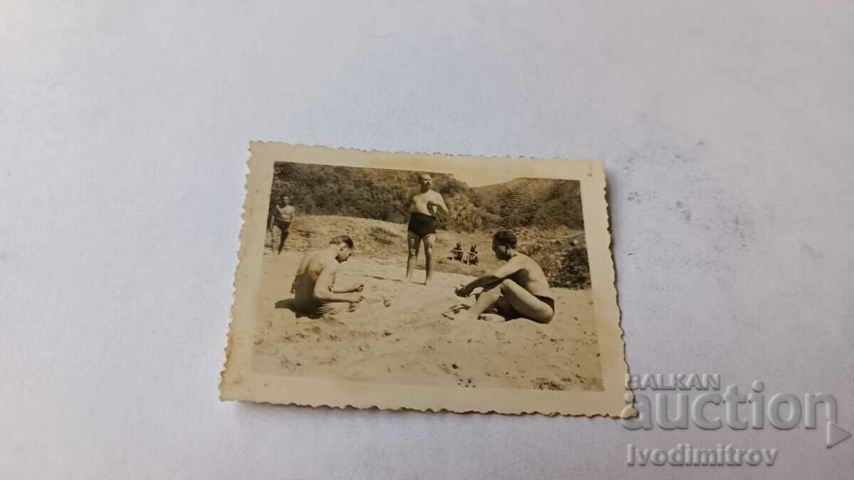Φωτογραφία Τέσσερις νεαροί άνδρες στη διπλωματική παραλία 1930