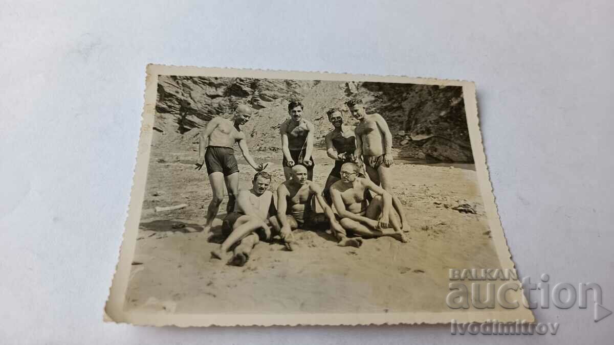 Photo Young men on the Diplomatic Beach