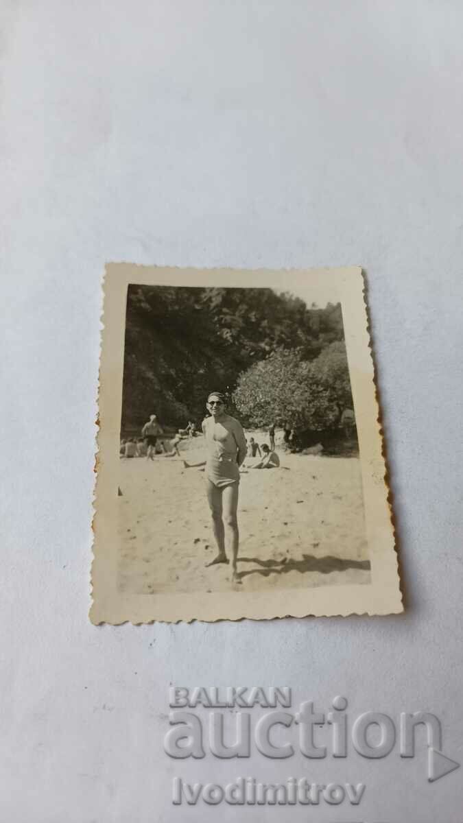 Снимка Млад мъж на Дипломатическия плаж 1933