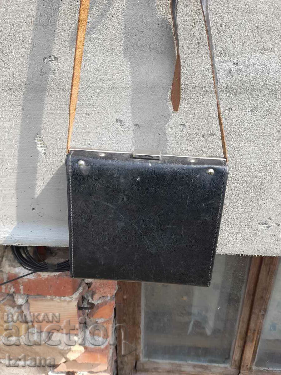 Geantă din piele veche, caz cu preț 25.00 BGN | € 12.78 Geantă din piele veche, caz cu preț 25.00 BGN | € 12.78