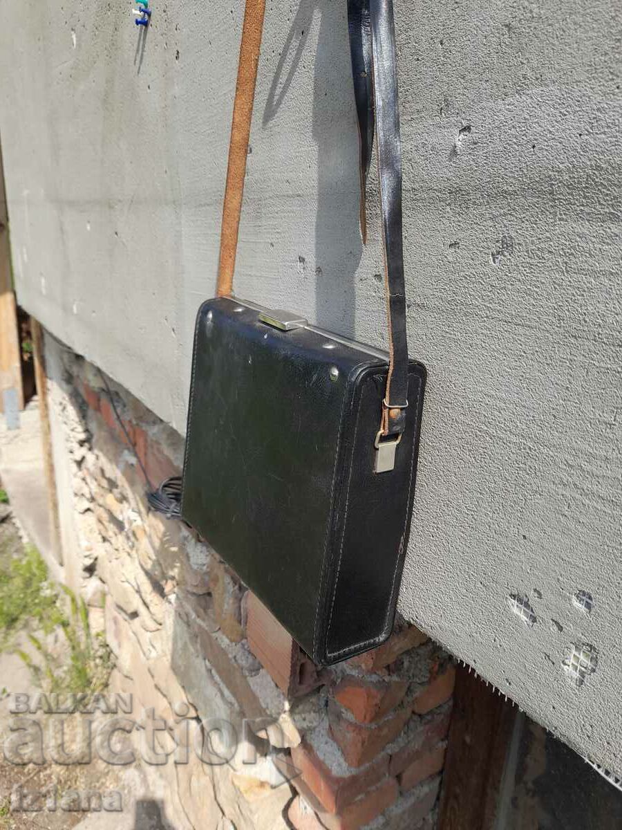 Licitație Geantă din piele veche, caz Licitație Geantă din piele veche, caz