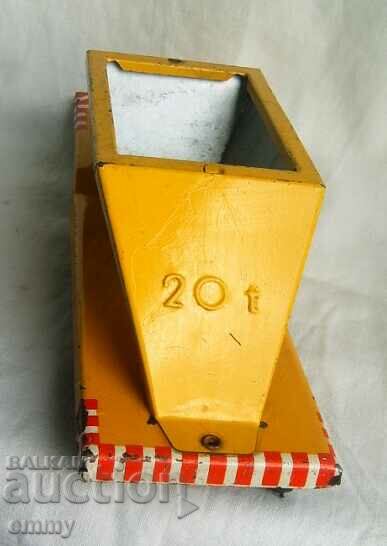 Remorcă, platformă - jucărie metalică, 17 cm cu preț 10.00 BGN | € 5.11 Remorcă, platformă - jucărie metalică, 17 cm cu preț 10.00 BGN | € 5.11