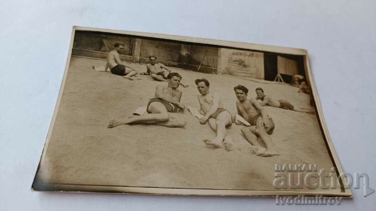 Φωτογραφία Τρεις νεαροί άνδρες με vintage μαγιό στην παραλία