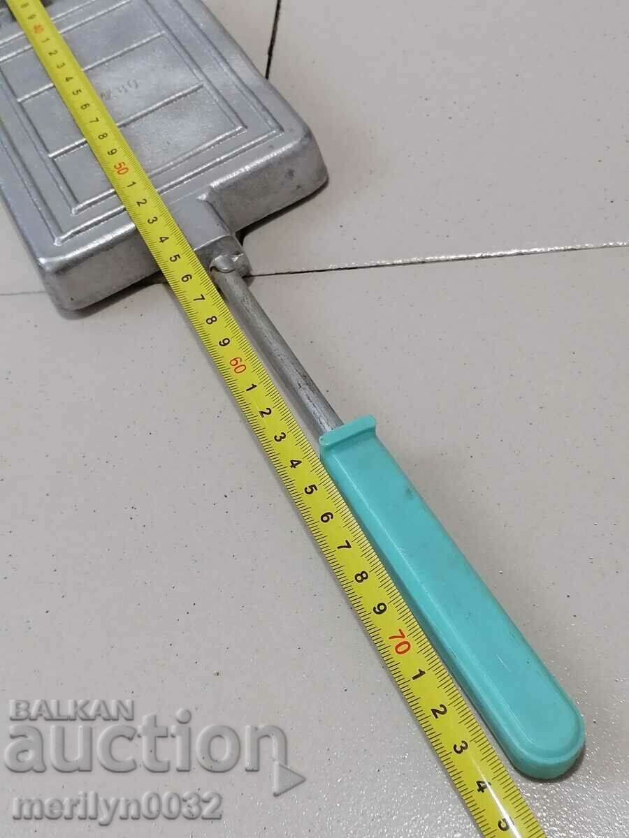 Δημοπρασία Παλιά φόρμα για το ψήσιμο γλυκών Δημοπρασία Παλιά φόρμα για το ψήσιμο γλυκών