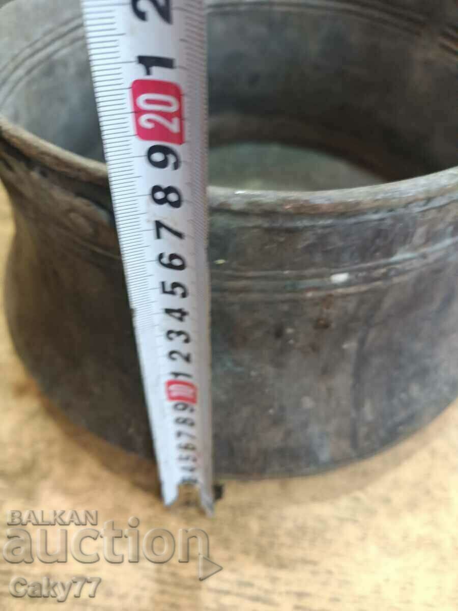 Auction  Copper cauldron, mint
