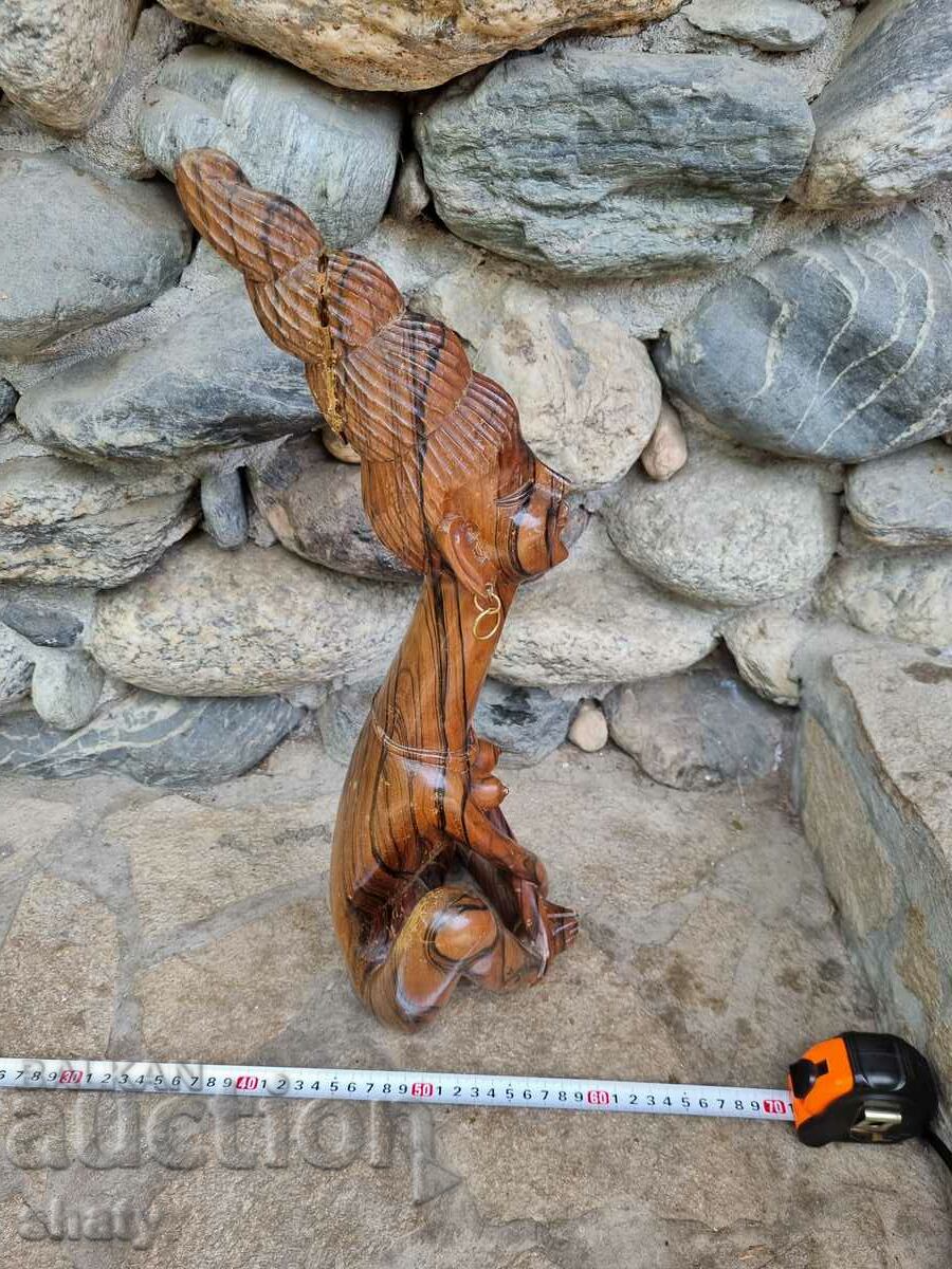 Delivery of Large wooden figure. A woman. Delivery of Large wooden figure. A woman.