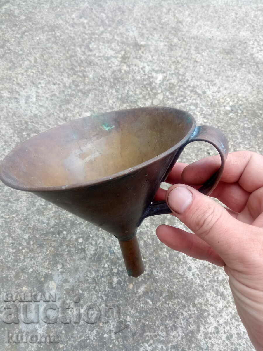 Παλιό χάλκινο χωνί