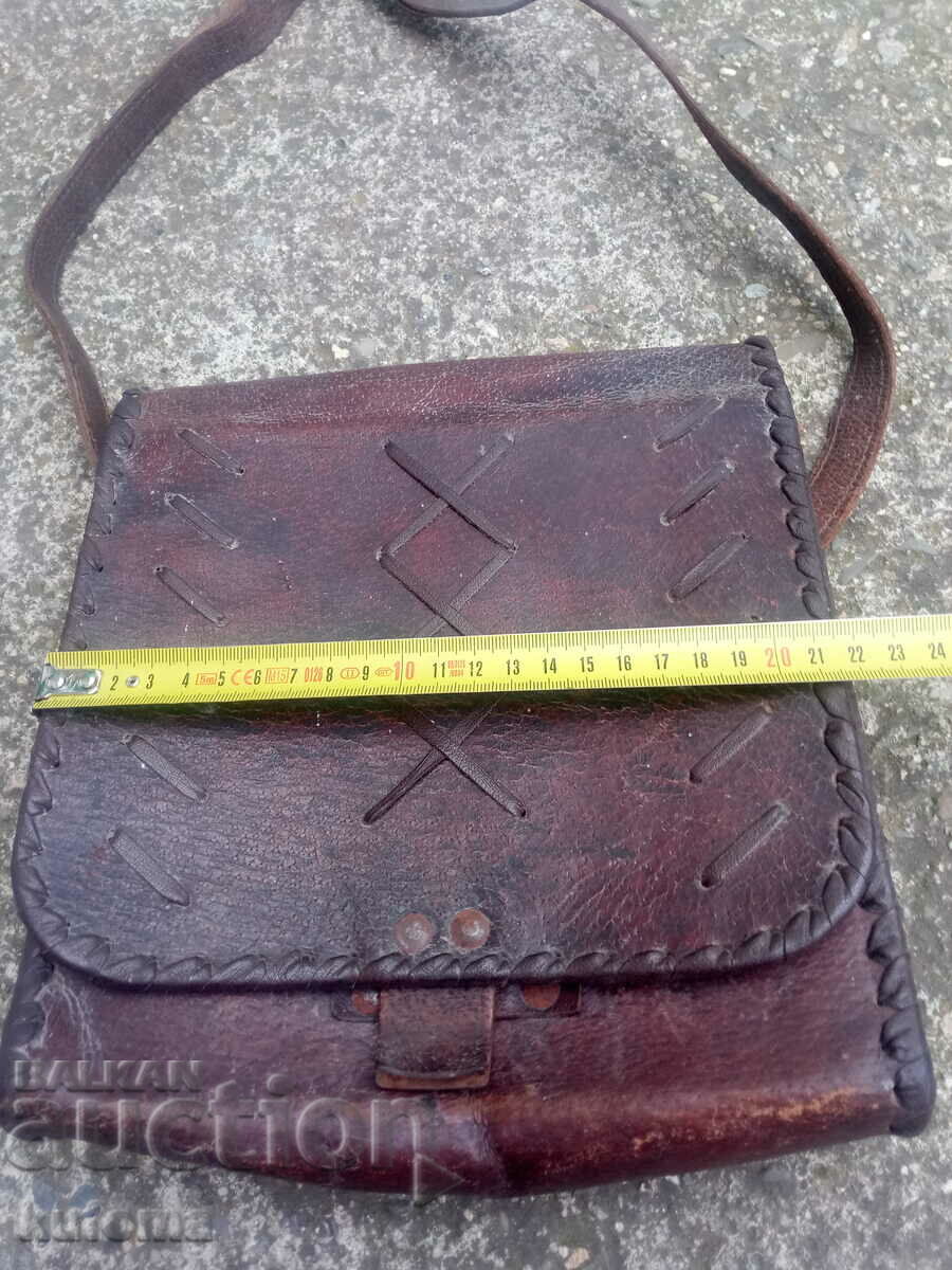 geanta din piele veche cu preț 34.99 BGN | € 17.89