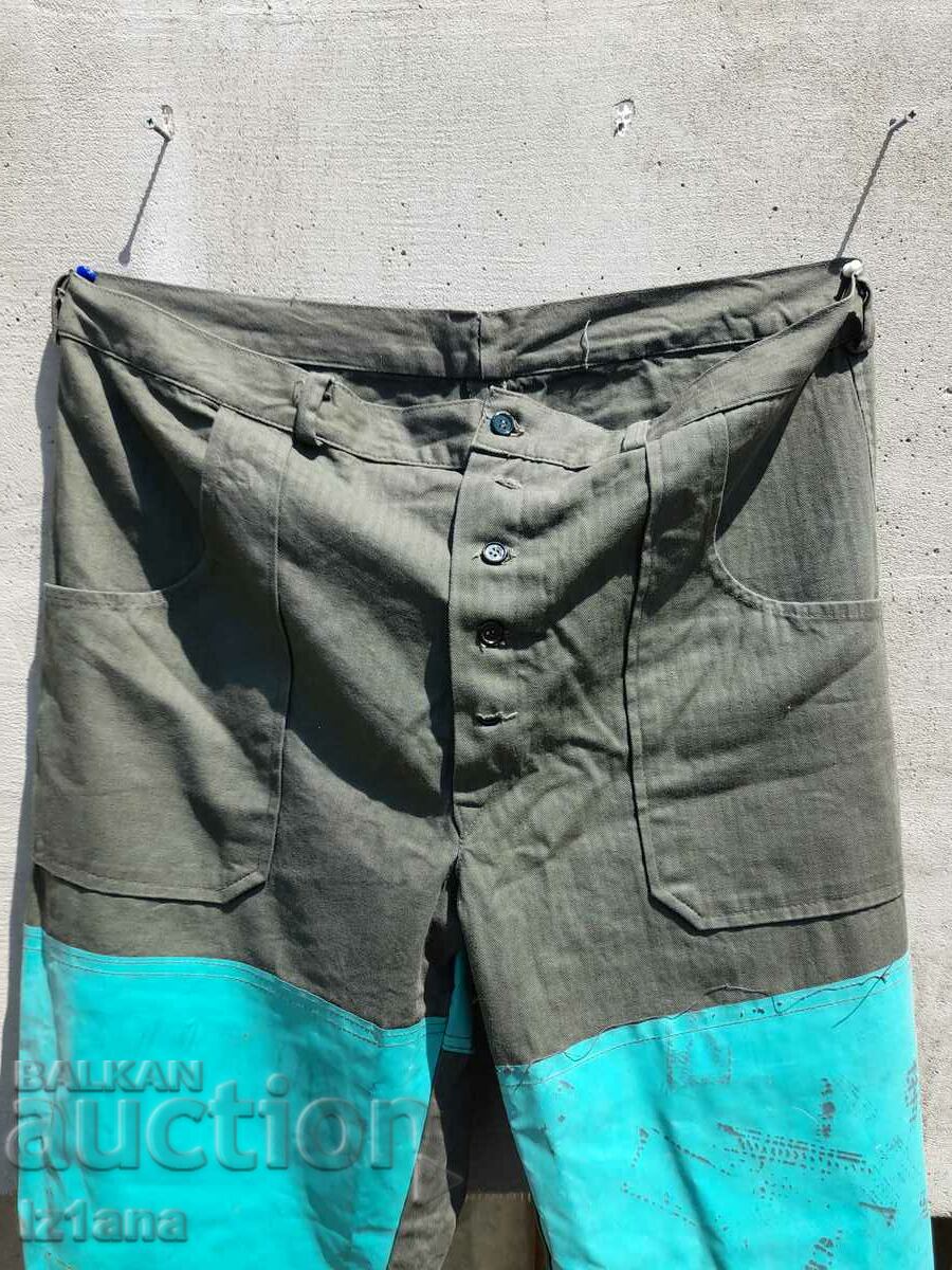 Pantaloni vechi de sudor cu preț 25.00 BGN | € 12.78