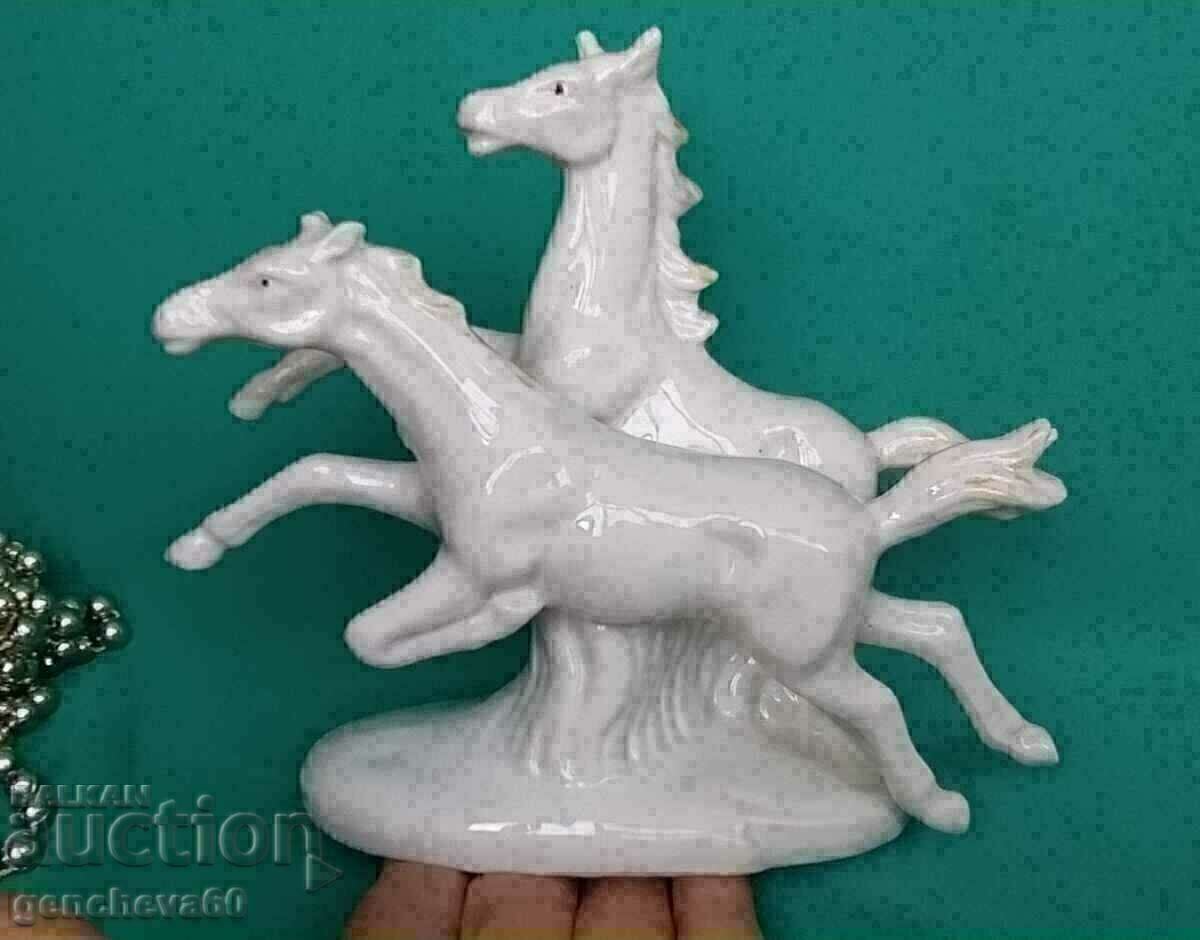 Όμορφο γλυπτό από πορσελάνη "Wild Horses" με τιμή 50.00 BGN | € 25.56 Όμορφο γλυπτό από πορσελάνη "Wild Horses" με τιμή 50.00 BGN | € 25.56