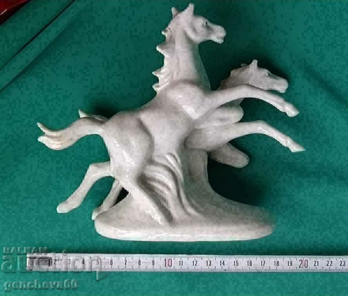 Licitație Sculptură din porțelan „Caii sălbatici”