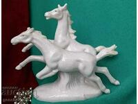 Красива скулптура на ,,Диви коне"порцелан