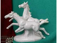 Sculptură din porțelan „Caii sălbatici”