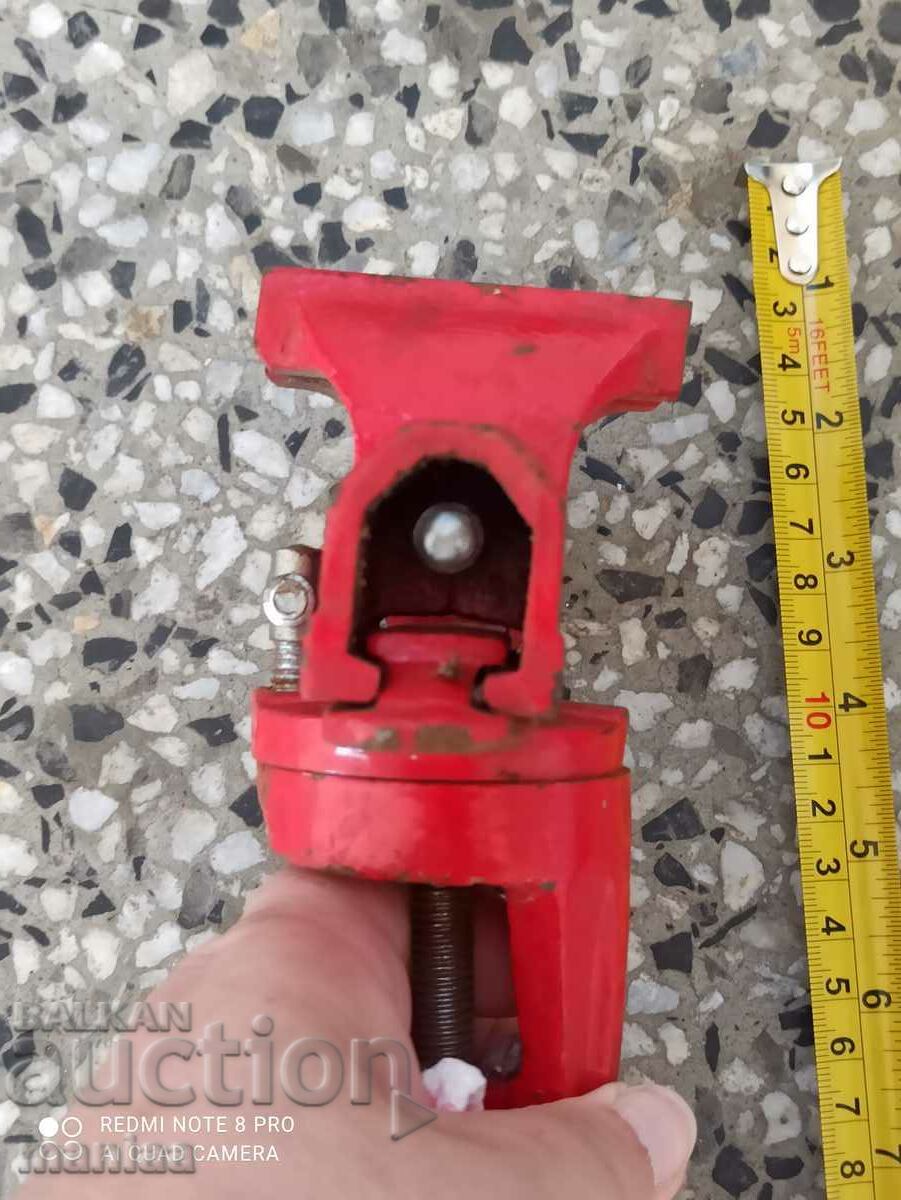 Auction A small vise Auction A small vise