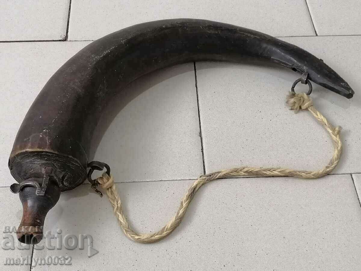 Ancient horned horn powder magazine for a rifle, Pishtov with price 327.00 BGN | € 167.19 Ancient horned horn powder magazine for a rifle, Pishtov with price 327.00 BGN | € 167.19
