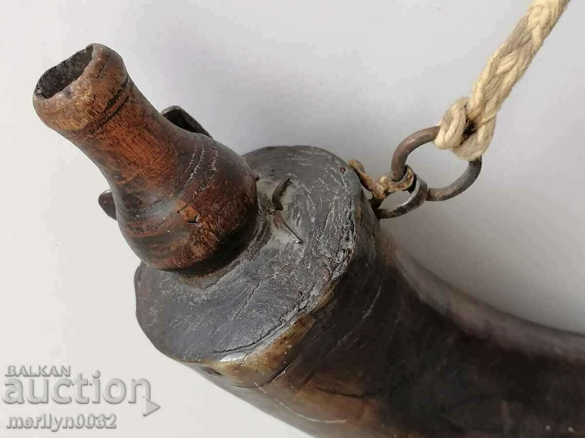 Auction Ancient horned horn powder magazine for a rifle, Pishtov Auction Ancient horned horn powder magazine for a rifle, Pishtov