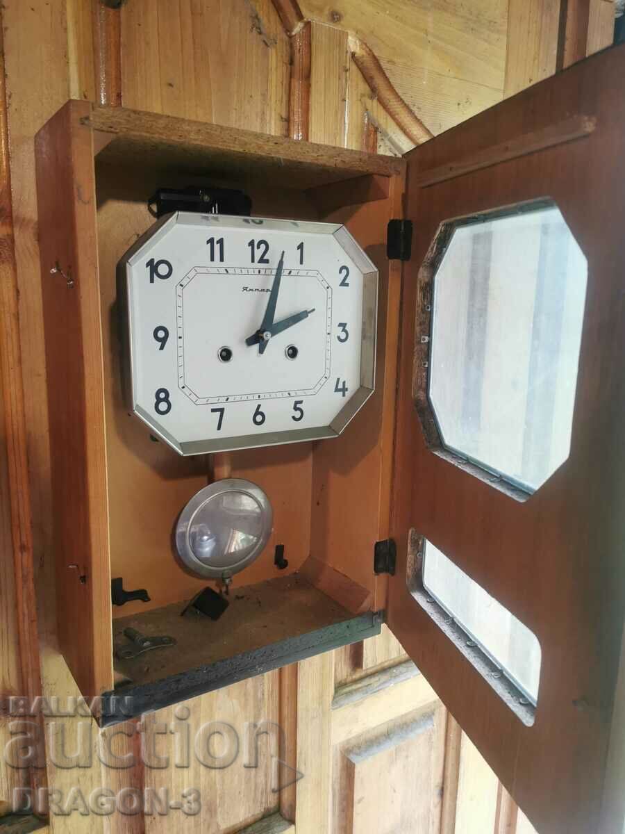 YANTAR cu preț 55.00 BGN | € 28.12