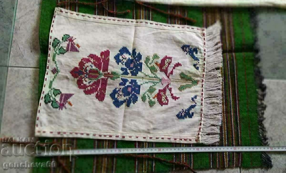 Licitație Jupon și șorțuri autentice broderii, costume