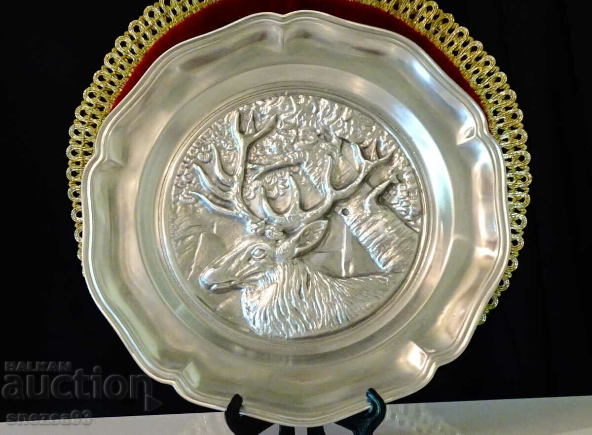 Deer, pan, pewter plate, hunting scene Deer, pan, pewter plate, hunting scene