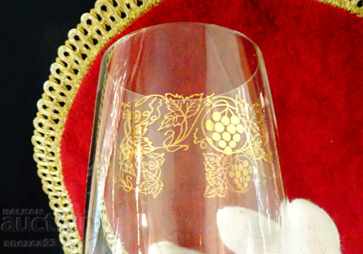 Cană de sticlă, viță de vie aurie. cu preț 5.00 BGN | € 2.56 Cană de sticlă, viță de vie aurie. cu preț 5.00 BGN | € 2.56