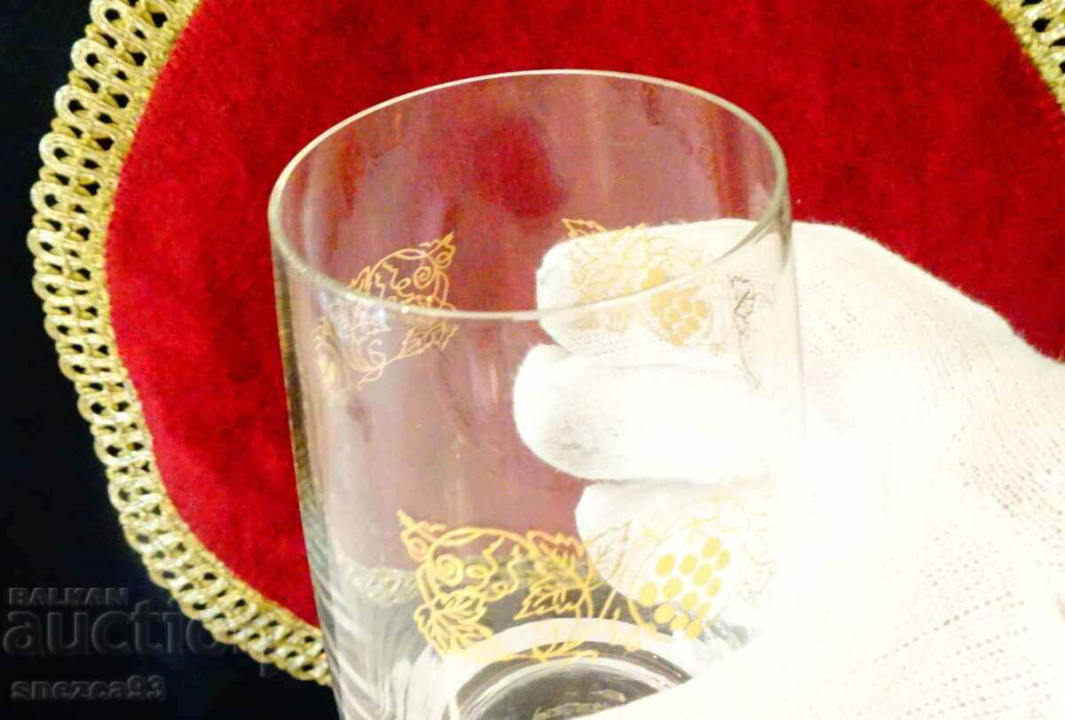 Licitație Cană de sticlă, viță de vie aurie. Licitație Cană de sticlă, viță de vie aurie.