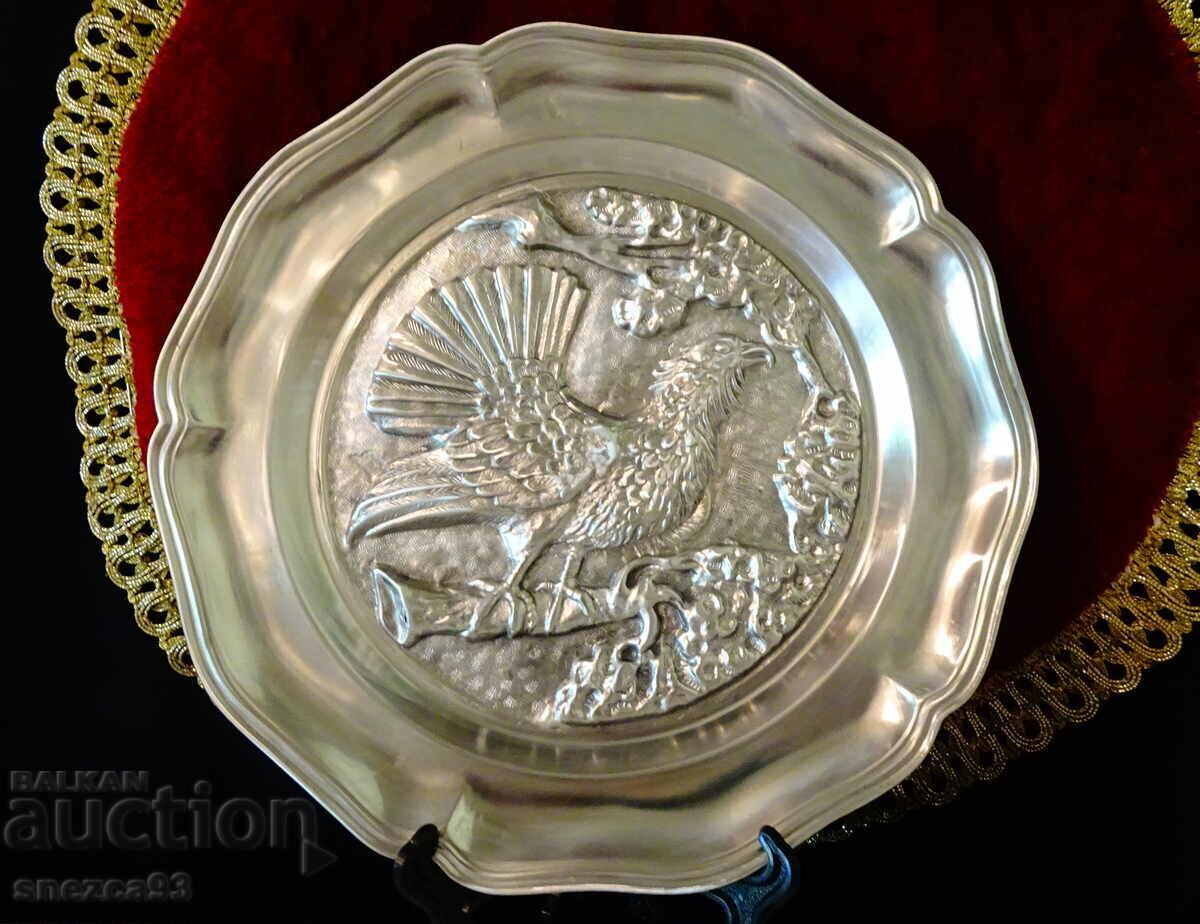 Πάνελ, τσίγκινη πλάκα τοίχου με ανάγλυφη καπαρκαλιά. Πάνελ, τσίγκινη πλάκα τοίχου με ανάγλυφη καπαρκαλιά.