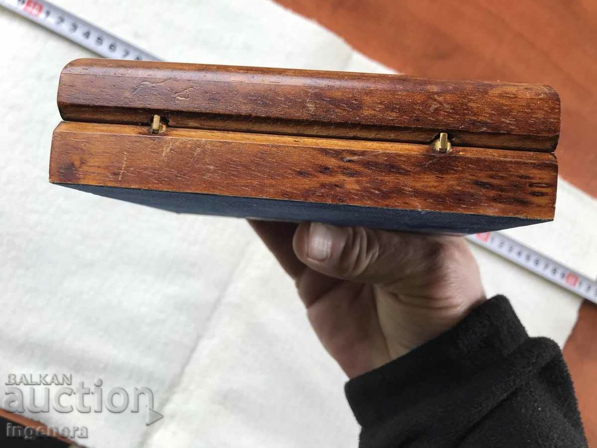 Auction WOODEN STYLISH PLUSH "NAUTICA" BOX Auction WOODEN STYLISH PLUSH "NAUTICA" BOX