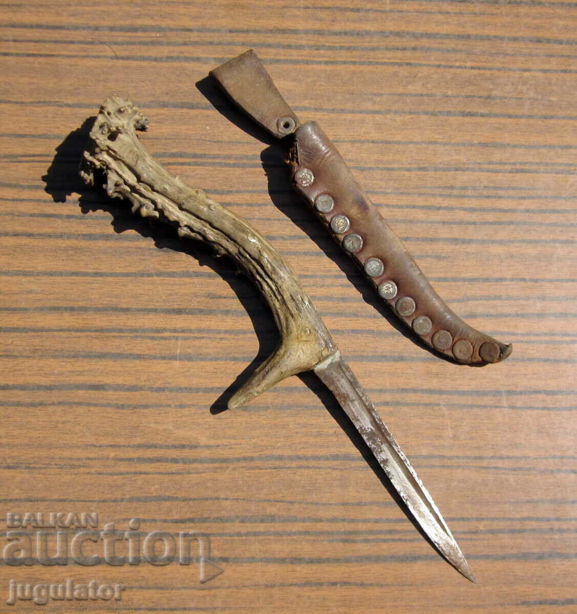 стар ловен ловджийски нож с кожена кания