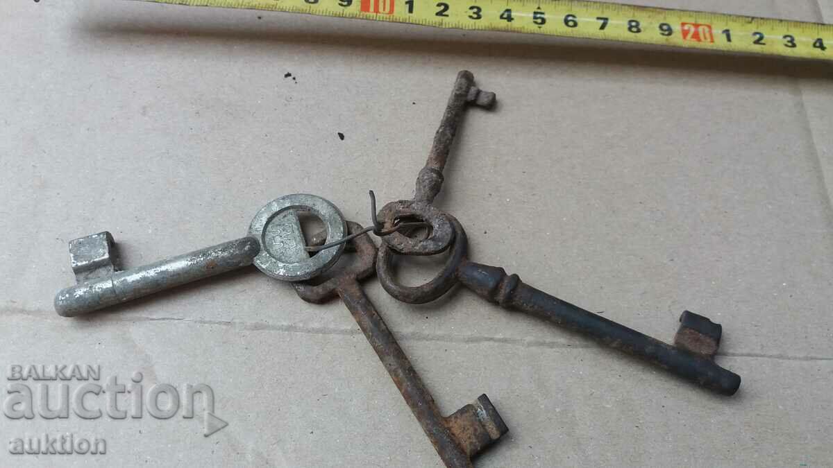 Auction OLD KEYS - FROM GATES AND CABINETS Auction OLD KEYS - FROM GATES AND CABINETS