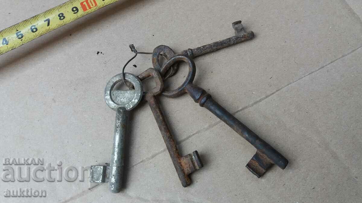 OLD KEYS - FROM GATES AND CABINETS - 5 OLD KEYS - FROM GATES AND CABINETS - 5