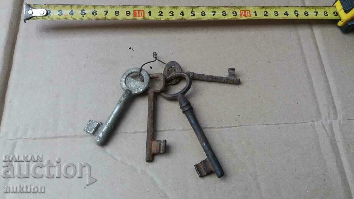 OLD KEYS - FROM GATES AND CABINETS - 6 OLD KEYS - FROM GATES AND CABINETS - 6