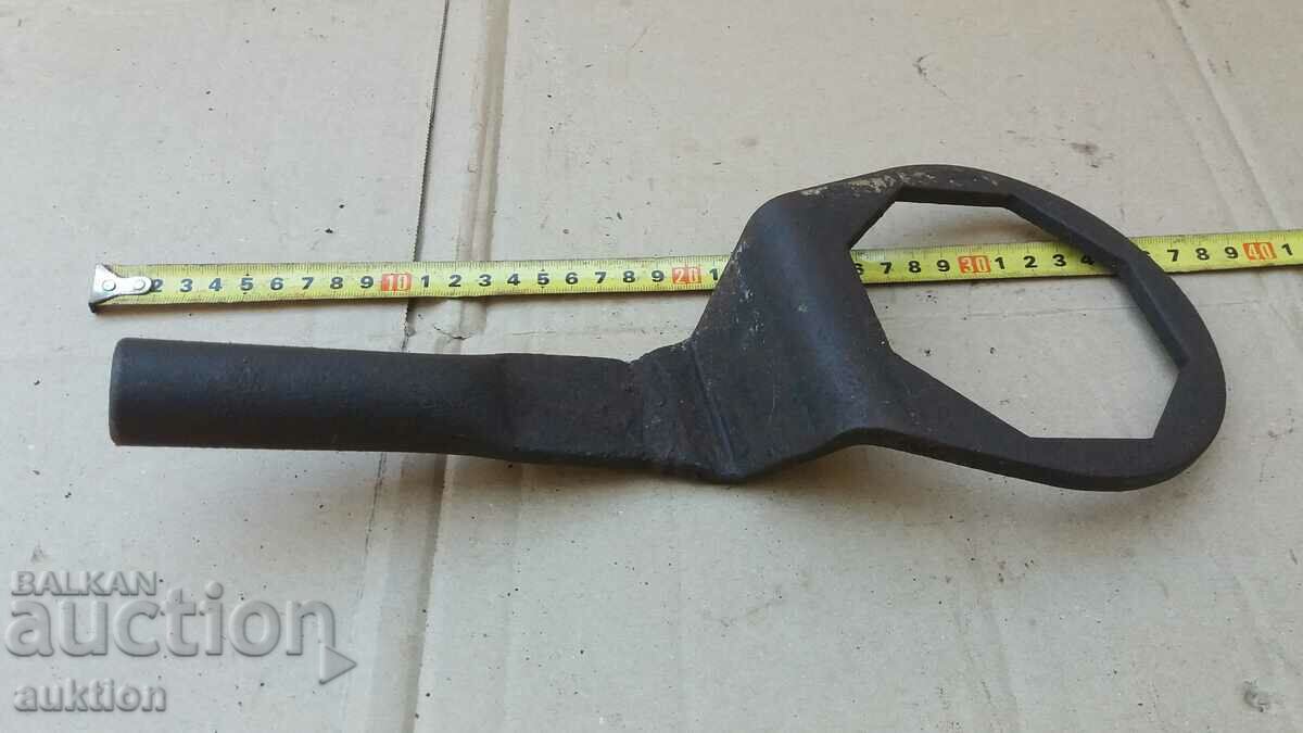 Delivery of MASSIVE LARGE WRENCH - MILITARY Delivery of MASSIVE LARGE WRENCH - MILITARY