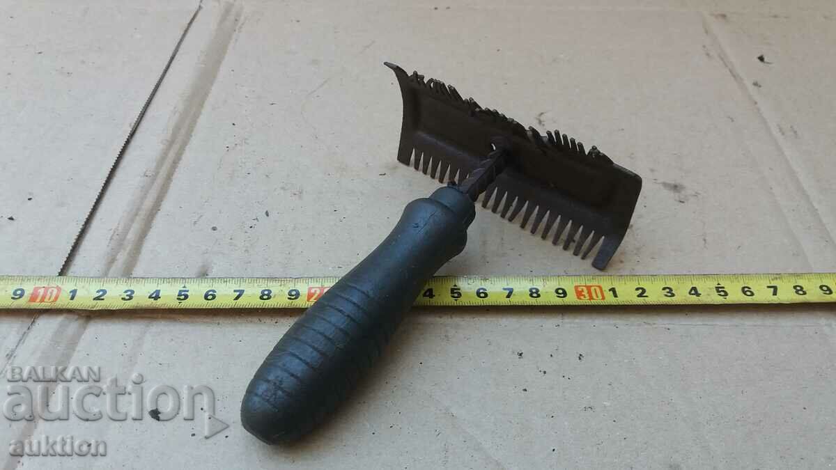 Old tool, comb with price 1.99 BGN | € 1.02