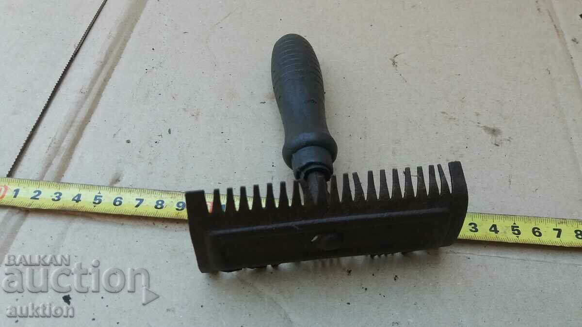 Auction  Old tool, comb