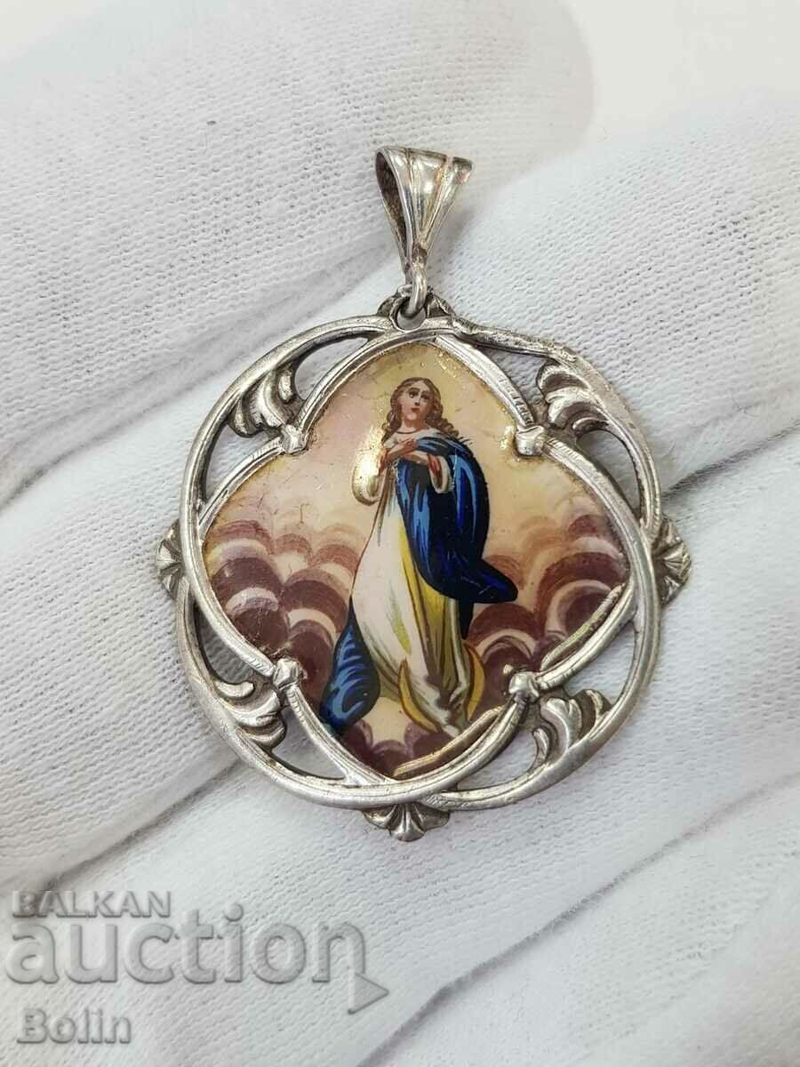 Un frumos medalion de argint emailat Europa la sfârșitul secolului al XIX-lea cu preț 190.00 BGN | € 97.15 Un frumos medalion de argint emailat Europa la sfârșitul secolului al XIX-lea cu preț 190.00 BGN | € 97.15