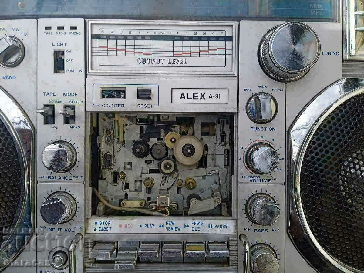 Стар радиокасетофон с цена 41.00 лв. | € 20.96 Стар радиокасетофон с цена 41.00 лв. | € 20.96