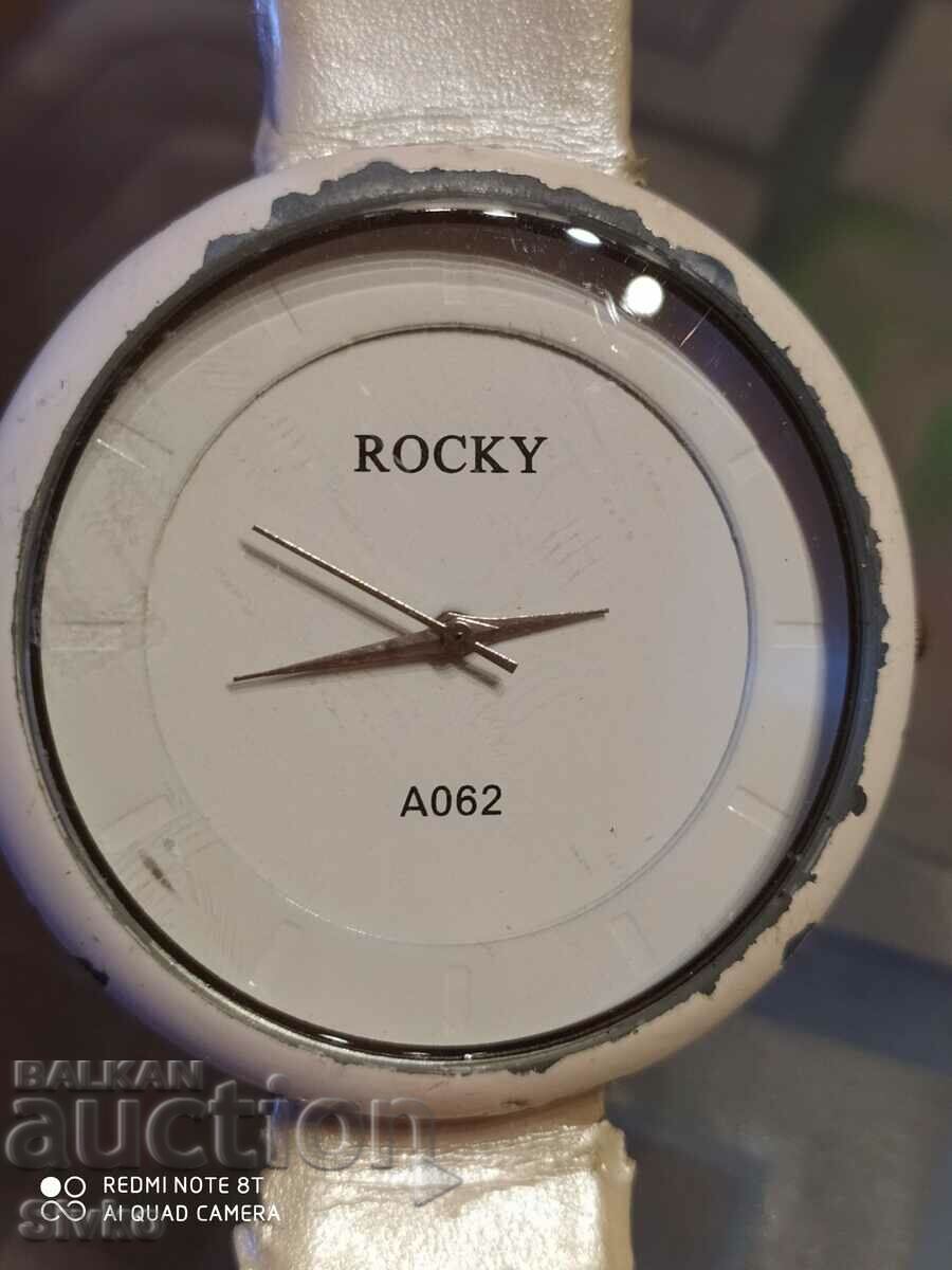 Το ρολόι ROCKY λειτουργεί;