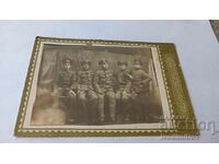 Fotografie Cinci tineri în uniforme militare Carton