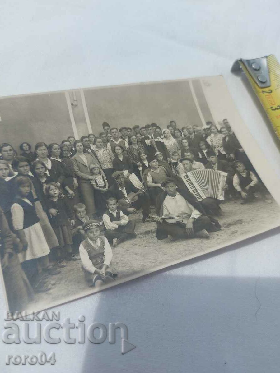 Delivery of WEDDING - ACCORDION - VIOLINS - BANKNOTES - WW II Delivery of WEDDING - ACCORDION - VIOLINS - BANKNOTES - WW II