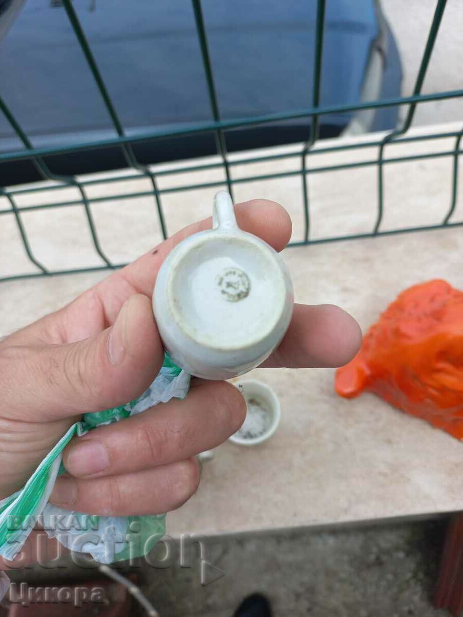 Delivery of SMALL PORCELAIN CUPS Delivery of SMALL PORCELAIN CUPS