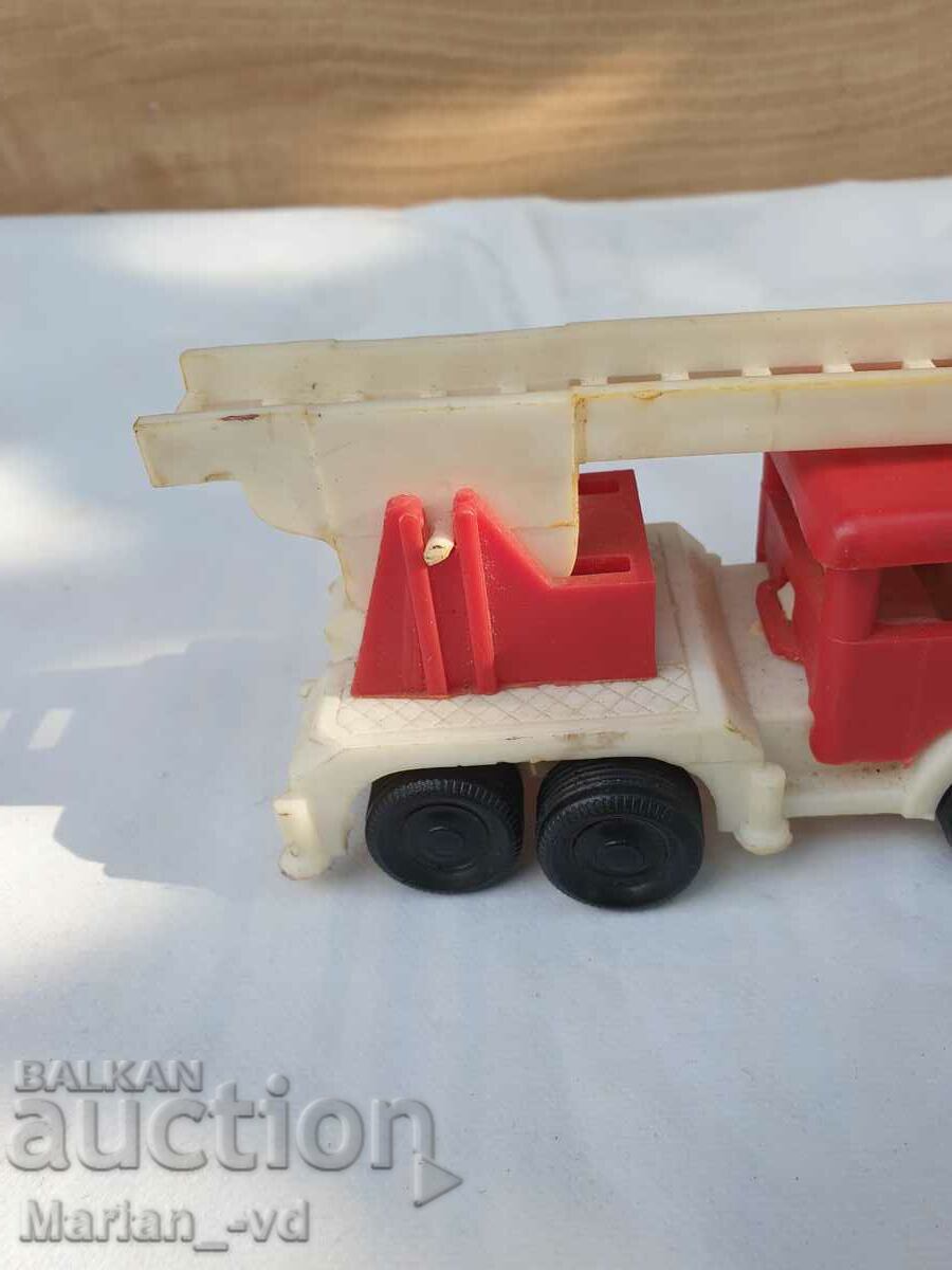 Доставка на Стара пластмасова играчка -пожарна Доставка на Стара пластмасова играчка -пожарна